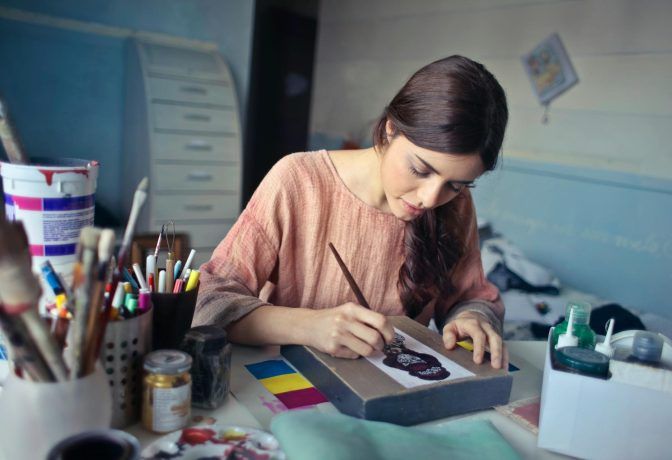 Artiste femme en train de peindre à la main pour création graphique